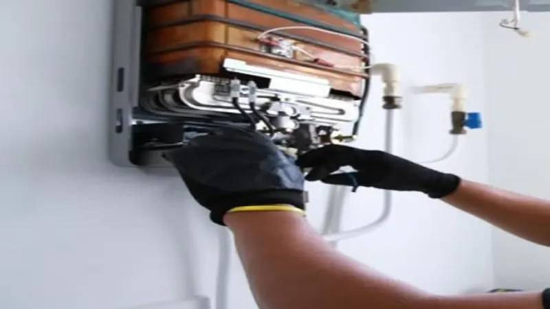 Revisión de componentes de un calentador a gas para servicio técnico en Bogotá