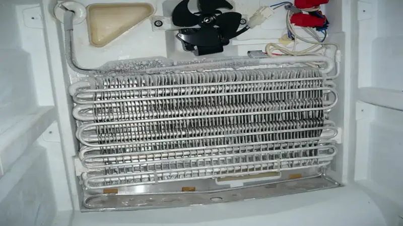 Evaporador y sistema de deshielo de una nevera